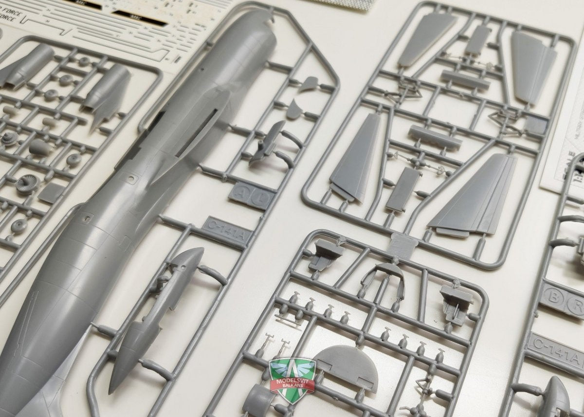 A&amp;amp;A Models 4402 C-141A Military Strategic Airlifter 1/144 – zdjęcie 5