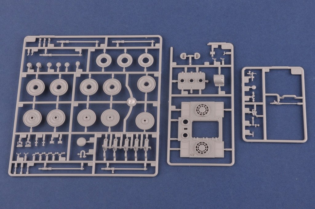 Hobby Boss 84533 Pz.Kpfw.VI Sd.Kfz.182 Tiger II (Henschel July-1945 Production) 1/35 – image 12