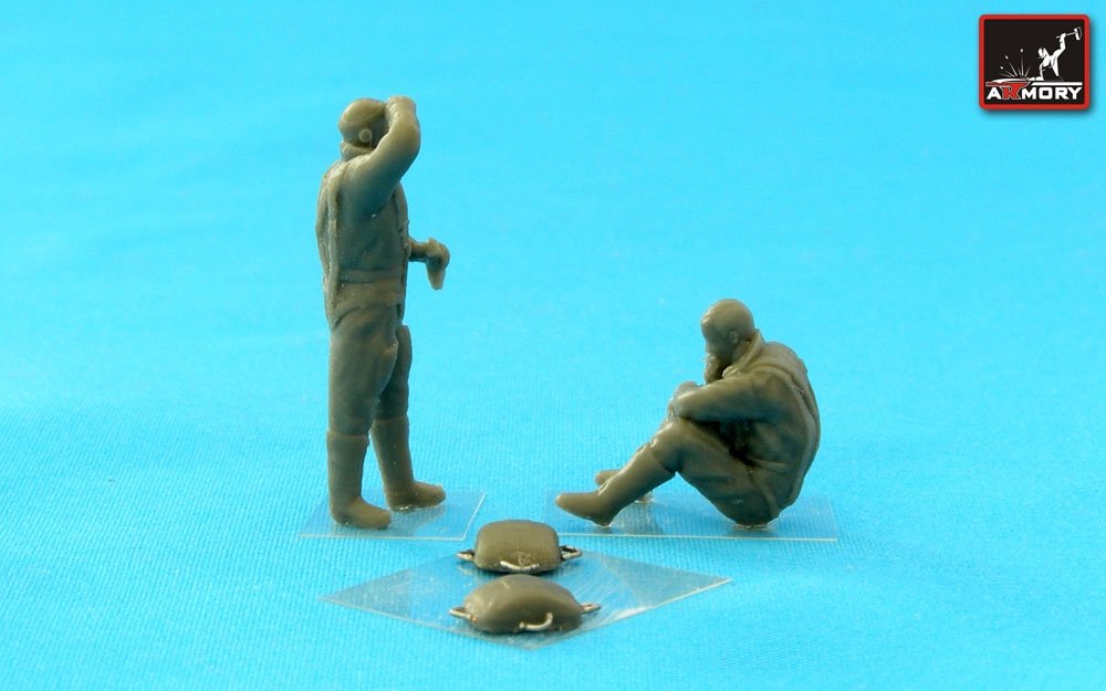 Armory Models F7224c RAF WWII crewmen in high altitude outfit – “Waiting…” 1/72 – obrázek 3