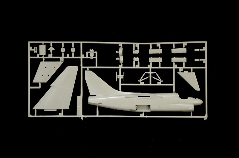 Italeri 1411 A-7E CORSAIR II 1/72 – immagine 3