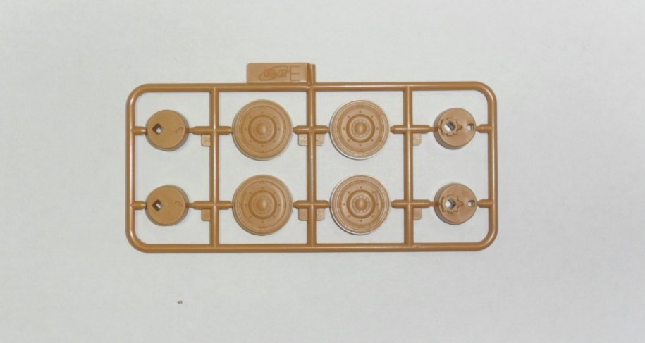 ICM 35382 P 204 (f) with German Armored Vehicle Crew (1/35) – image 6