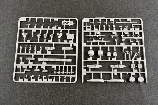 Trumpeter 05628 German Navy Aircraft Carrier DKM Peter Strasser 1/350 – obrázek 8
