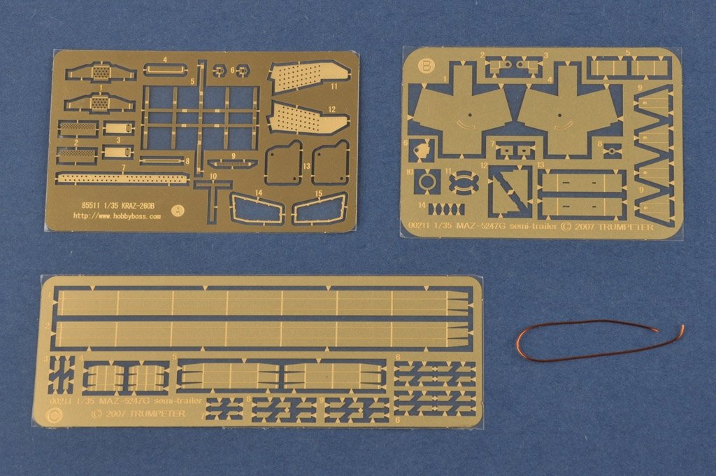 Hobby Boss 85523 Russian KrAZ-260B Tractor with MAZ/ChMZAP-5247G semitrailer 1/35 – obrázek 15