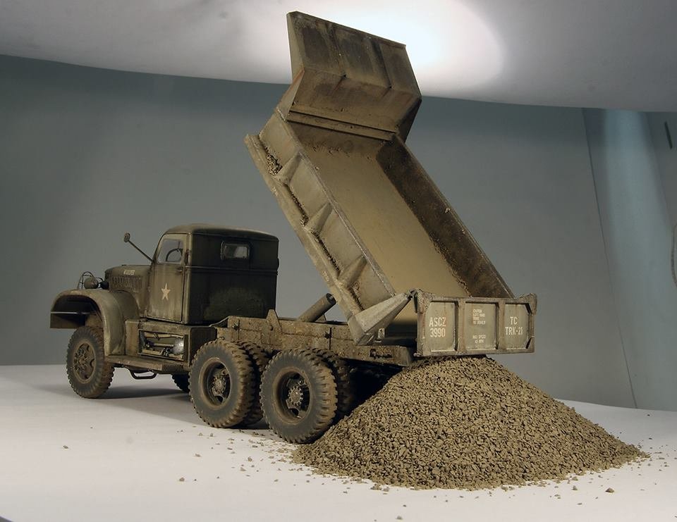 Mirror Model 35804 US Diamond T 972 Dump Truck Hard Top Cab 1/35 – obrázek 3