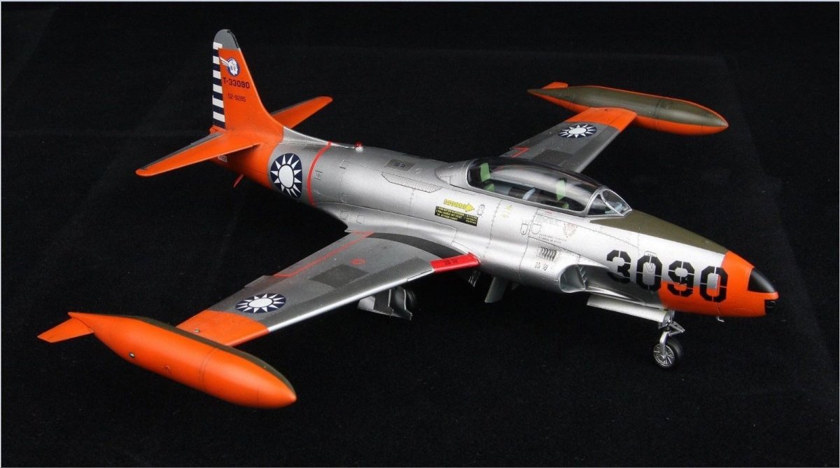 Great Wall Hobby S4805 RoCAF T-33A Shooting Star 1/48 – obrázek 5