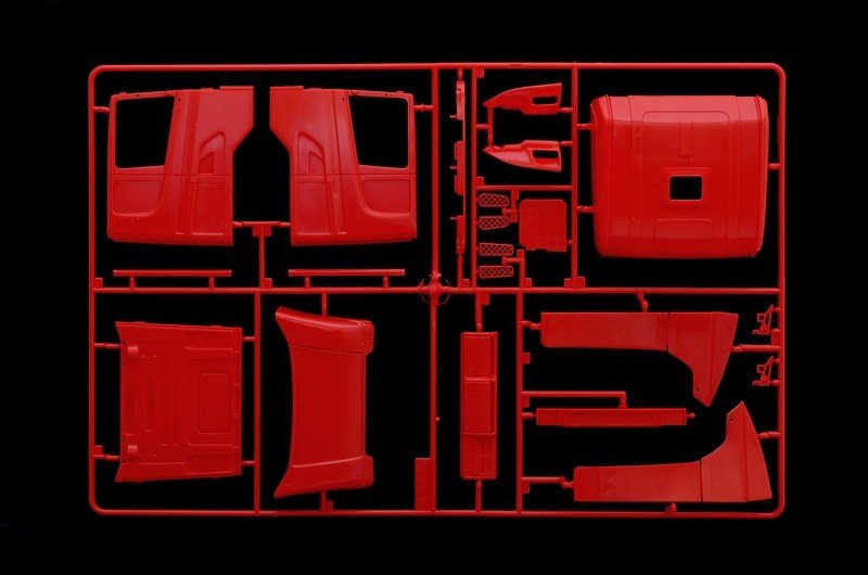 Italeri 3882 Scania R560 V8 Highline Red Griffin 1/24 – image 12