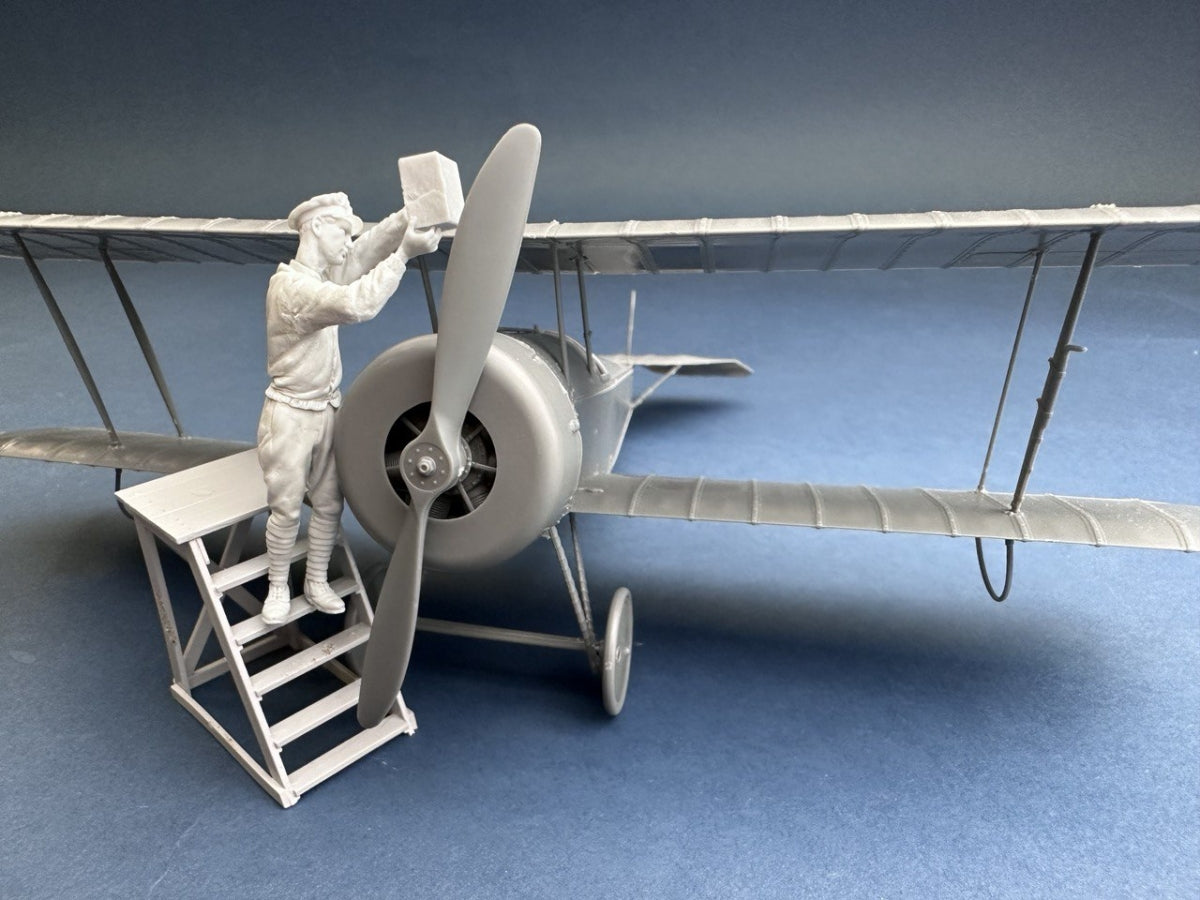 Copper State Models F32-054 RNAS mechanic with a can 1/32 – obrázek 2