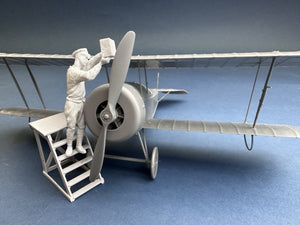 Copper State Models F32-054 RNAS mechanic with a can 1/32 – obrázek 2
