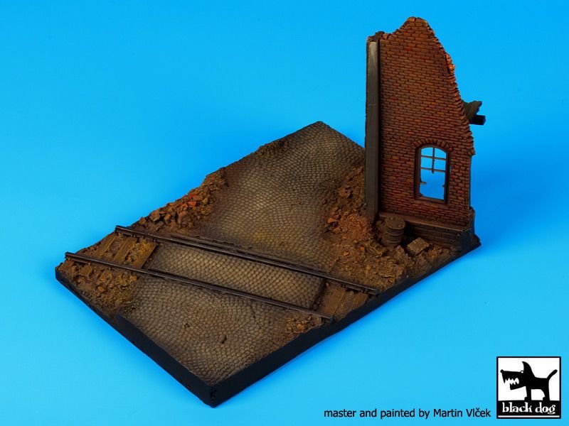 Black Dog D72018 Ruined house with railway crossing base 1/72 – image 3