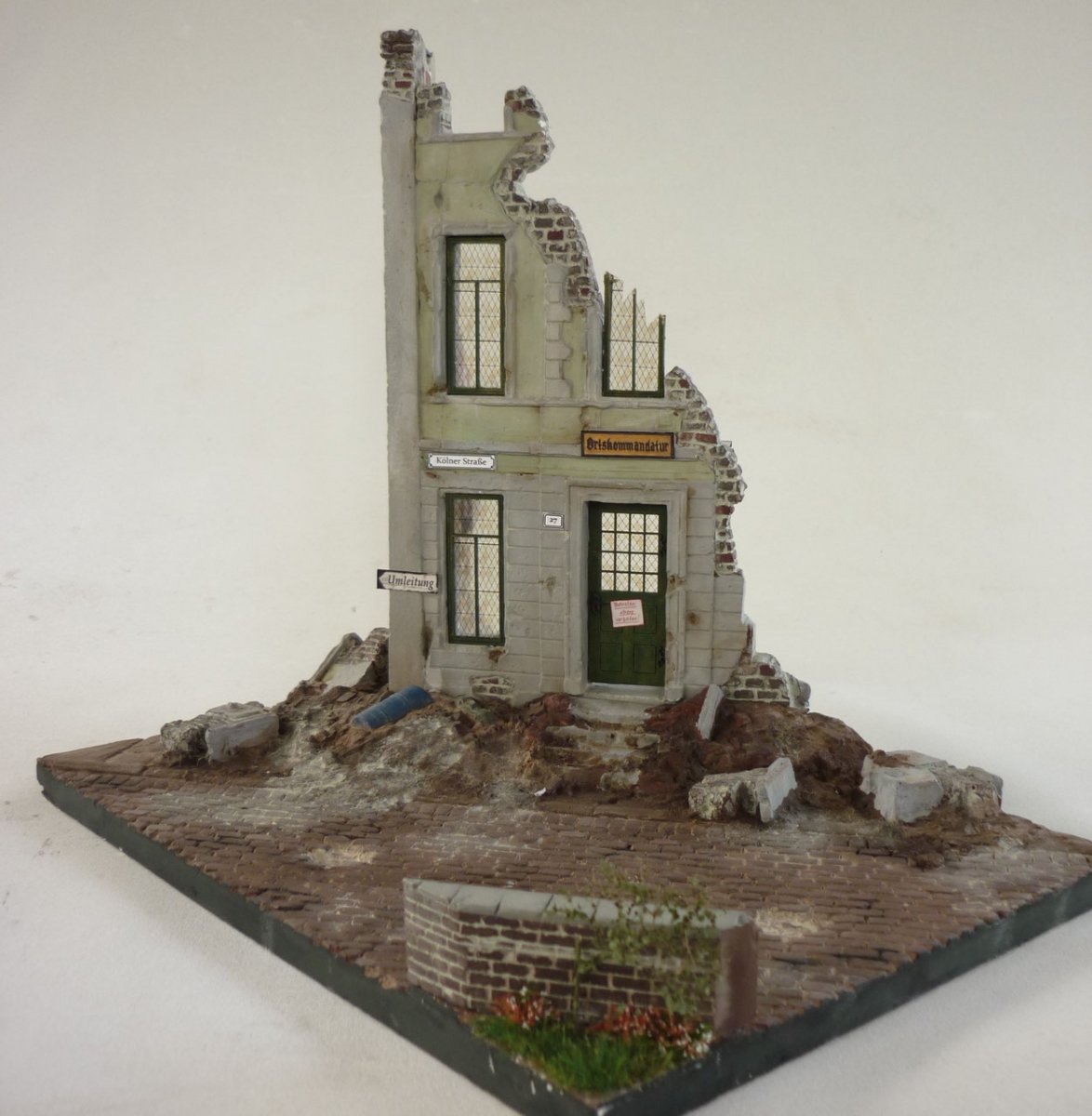 RT-Diorama 35252 Diorama-Base: Corner Ruin Berlin 1/35 – image 10