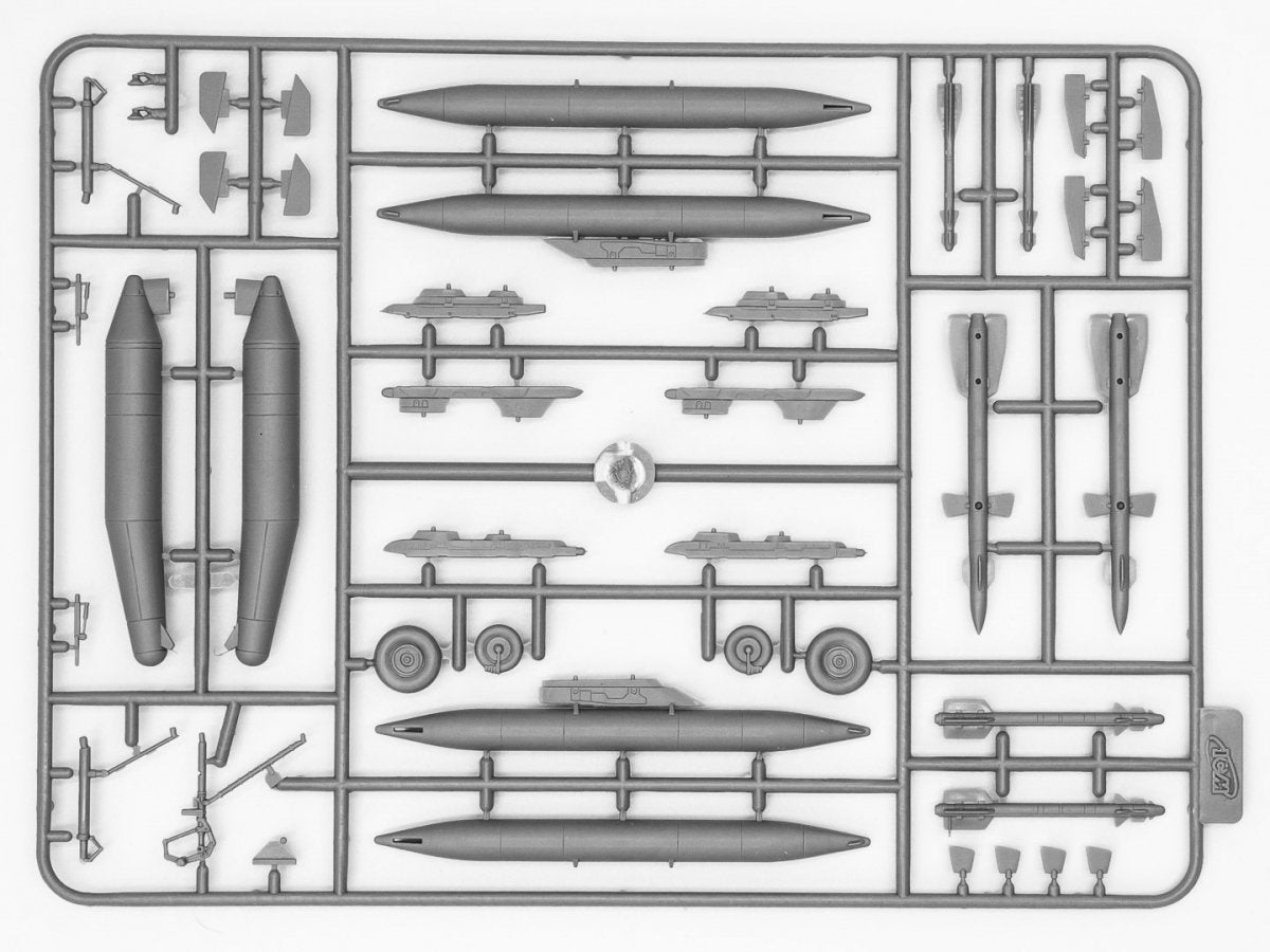 ICM DS7203 Soviet military airfield 1980s (Mikoyan-29 “9-13”, APA-50M (ZiL-131), ZiL-131 Command Vehicle and Soviet PAG-14 Airfield Plates) 1/72 – image 10