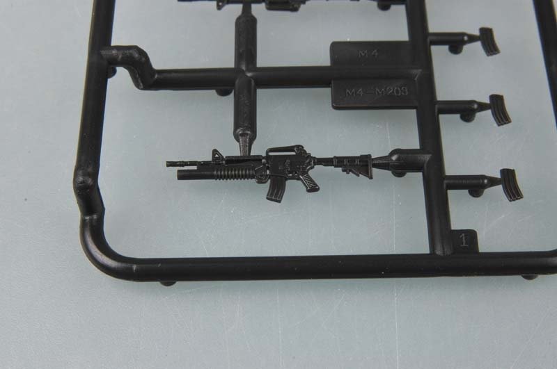 Trumpeter 00506 American machine gun AR-15/M16/M4 FAMILY-M4/M203 and M4A1 1/35 – image 3