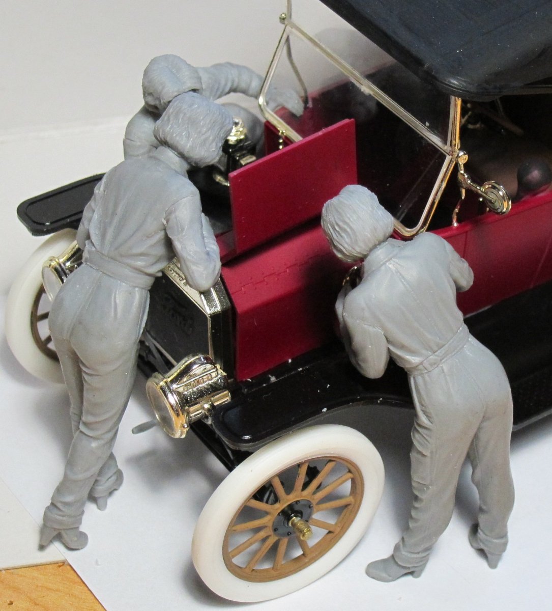 ICM 24009 American mechanics (1910s) (3 figures) 1/24 – imagen 2