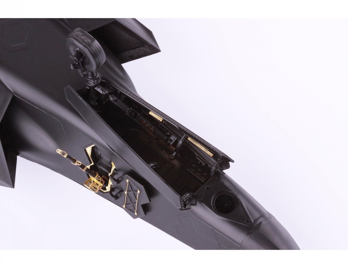 Eduard 32405 F-35A wheel bays &amp;amp; bomb bays F-35A wheel bays &amp;amp; bomb bays ITALERI 1/32 – immagine 3