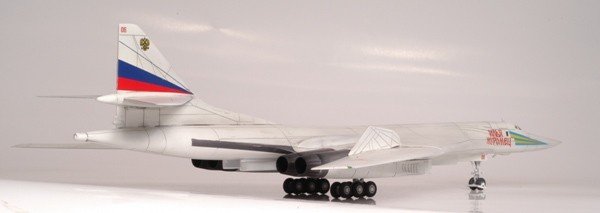 Zvezda 7002 Russian Supersonic Strategic Bomber Tu-160 1/144 – image 3