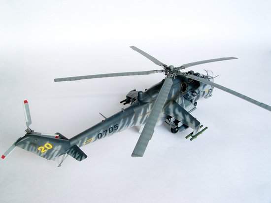 Trumpeter 05103 Mil Mi-24V Hind-E Helicopter – imagen 7