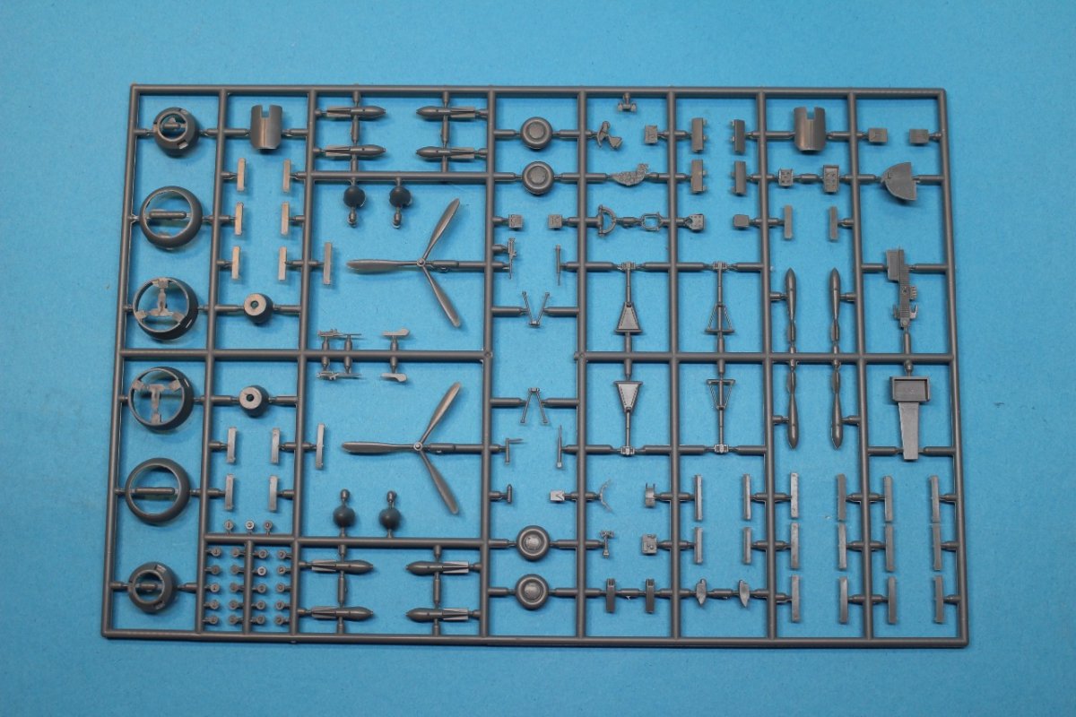 Fly 72042 PZL.37 B Łoś Polish Medium Bomber 1/72 – image 4