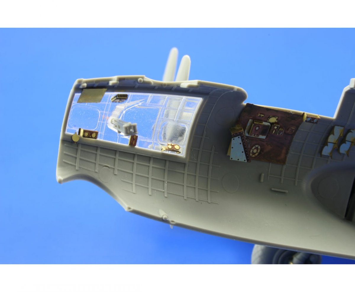 Eduard 73382 B-17G front interior 1/72 REVELL – image 8