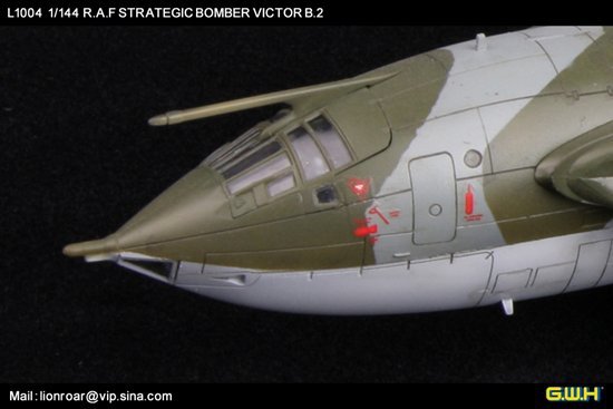 Lion Roar L1004 RAF Strategic Bomber VICTOR B2 1/144 – image 4
