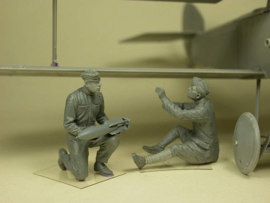 Copper State Models F32-028 RFC Air Mechanics installing the bombs 1/32 – image 2