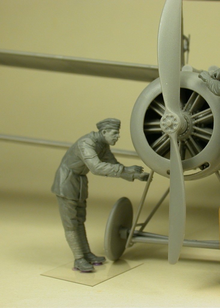 Copper State Models F32-026 RFC Air Mechanic checking airplane 1/32 – obrázek 2