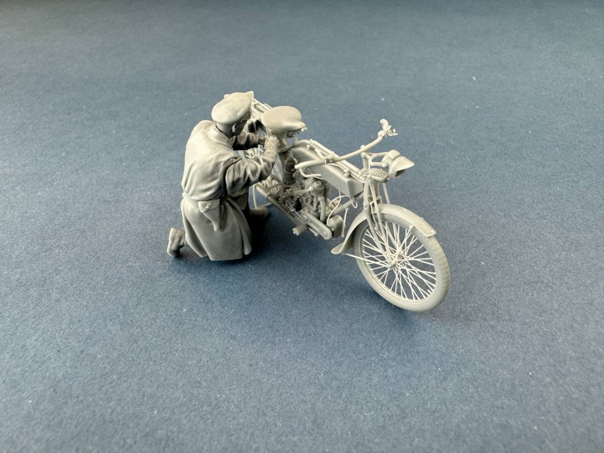 Copper State Models F32-061 British Dispatch Rider Checking Motorcycle (Motorcycle not included) 1/32 – image 3