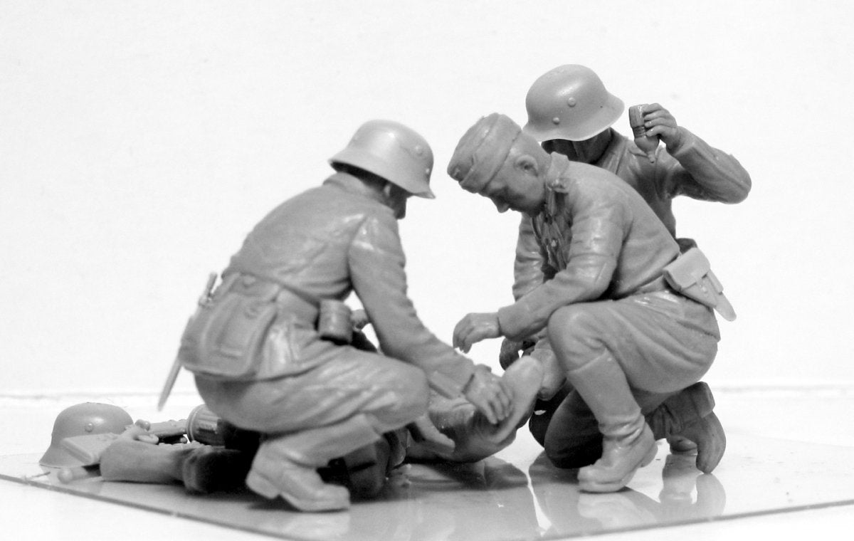 ICM 35620 WWII German Military Medical Personnel 1/35 – image 5