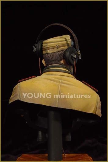 Young Miniatures YM1802 DAK Panzer Officer 1/10 – image 4
