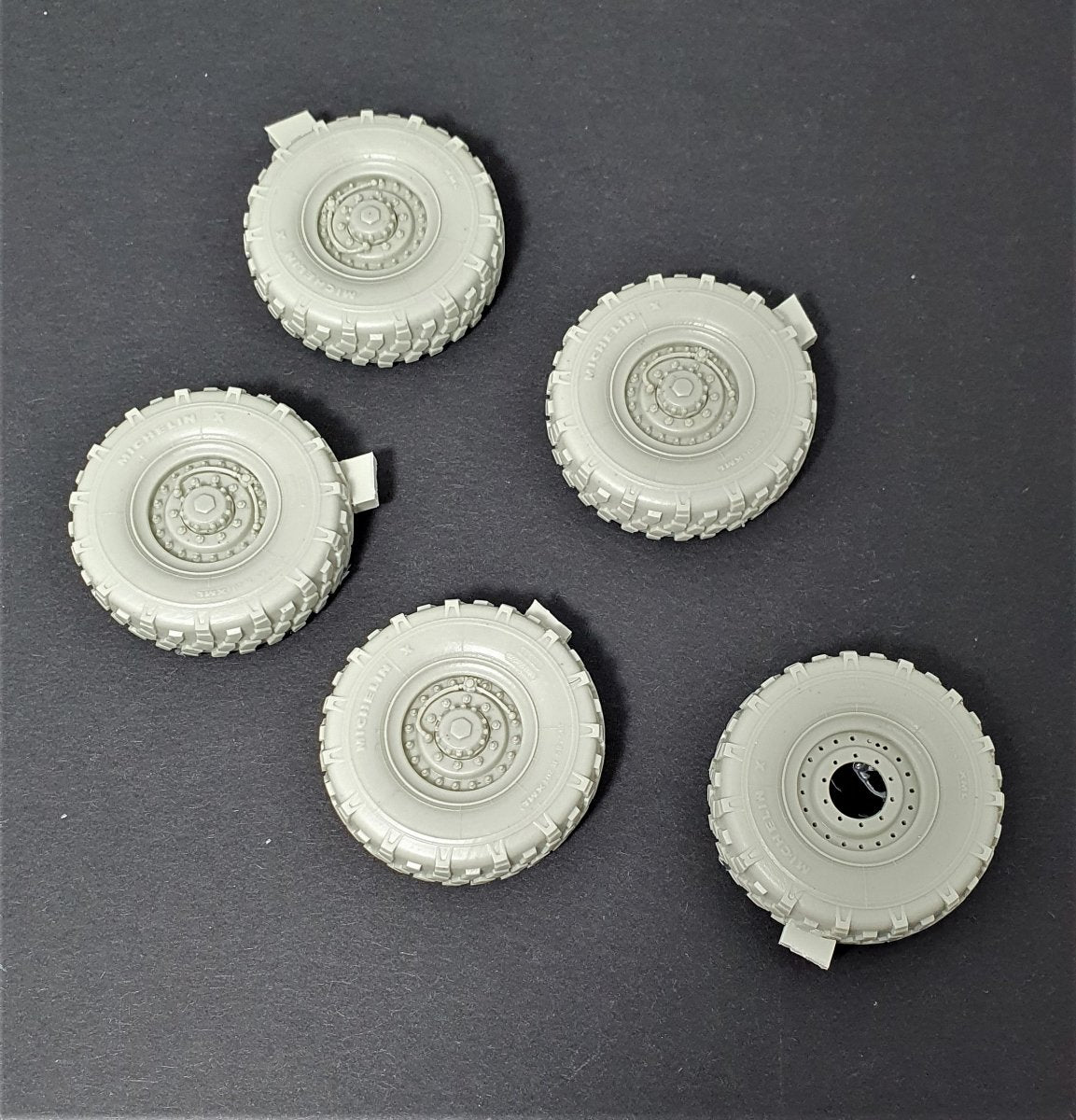 Panzer Art RE35-705 M1078 LMTV Road wheels (Michelin) 1/35 – image 2