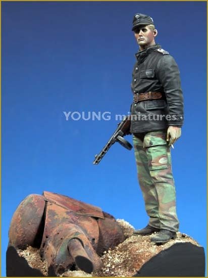 Young Miniatures YM9001-B SS Panzer Officer with T-34 Mantlet Base 90mm – image 4