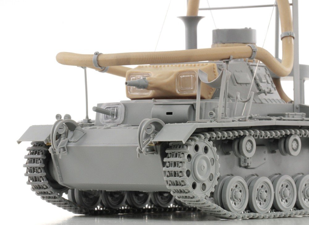 Cyber Hobby 6717 Pz. Kpfw. 111(3.7cm)(T) Ausf. F, Operation Seelowe 1/35 – image 6