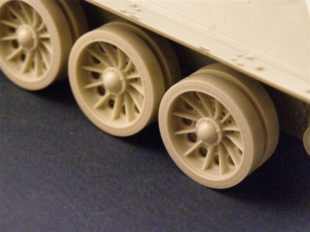 Panzer Art RE35-028 Late “Spider” wheels for T-34/T-54 tanks 1/35 – image 2