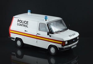 Italeri 3657 FORD TRANSIT UK POLICE 1/24 – obrázek 3