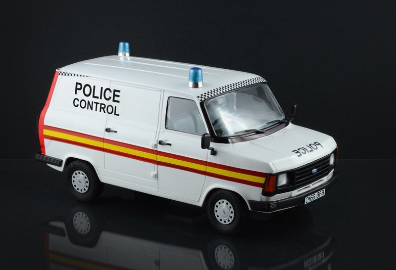 Italeri 3657 FORD TRANSIT UK POLICE 1/24 – obrázek 3