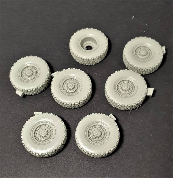 Roues de route Panzer Art RE35-710 FMTV (Goodyear) 1/35 – image 2