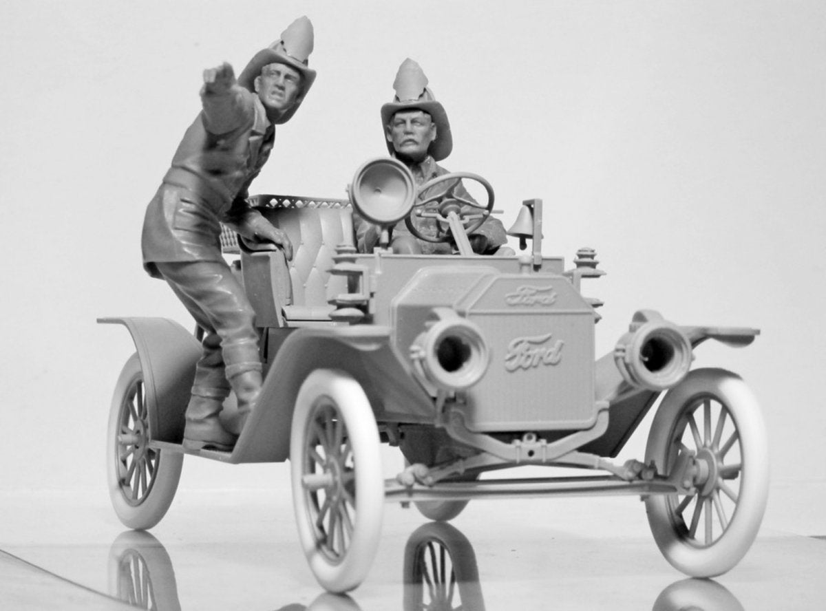 ICM 24006 American Fire Truck Crew (1910s) (2 figures) 1/24 – image 3
