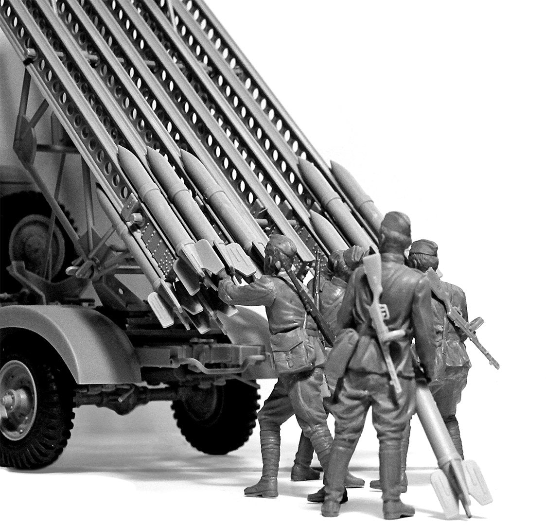 ICM 35648 WWII Soviet BM-13-16 MLRS Vehicle Crew 1/35 – obrázek 3