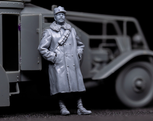 Copper State Models F35-026 Italian Armored Car Officer in Fur Greatcoat 1/35 – Bild 2