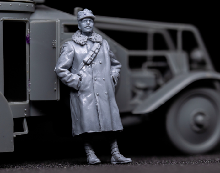 Copper State Models F35-026 Italian Armored Car Officer in Fur Greatcoat 1/35 – Bild 2