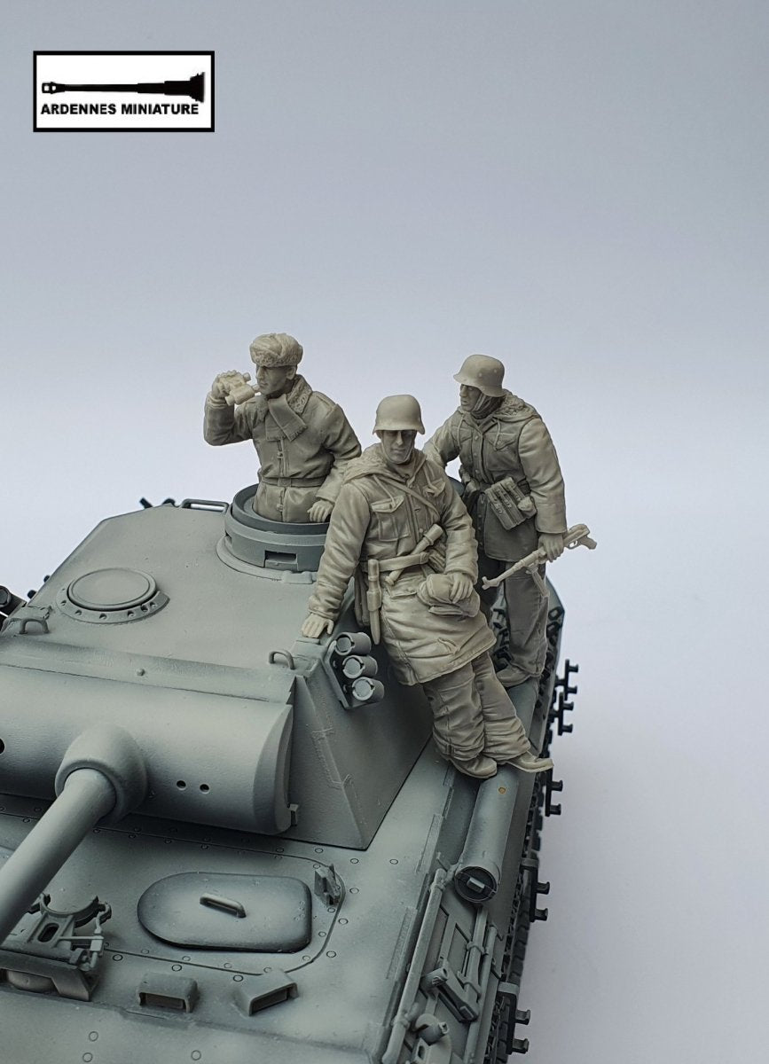 Ardennes Miniature 35019 WW2 PANZER COMMANDER AND GERMAN SOLDIER 1/35 – image 4