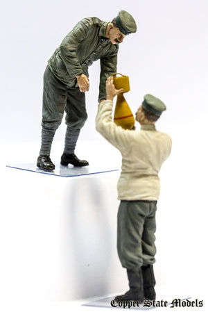 Copper State Models F32-005 German aerodrome personnel bomb loading 1/32 – immagine 4