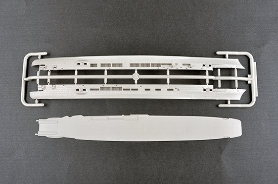 Trumpeter 06710 German Navy Aircraft Carrier DKM Peter Strasser 1/700 – image 5