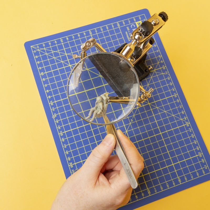 Modelcraft PCL2300 Heavy Duty Helping Hands Magnifier – image 3