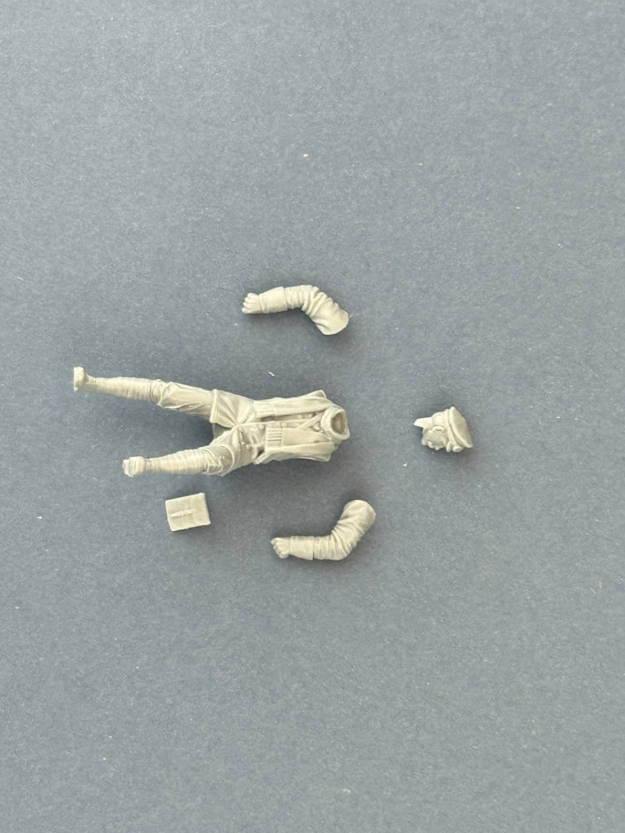 Copper State Models F35-056 German dispatch rider Standing with a motorcycle (Motorcycle not included) 1/35 – obrázek 4