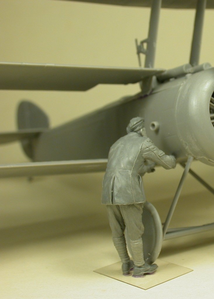 Copper State Models F32-026 RFC Air Mechanic checking airplane 1/32 – obrázek 3