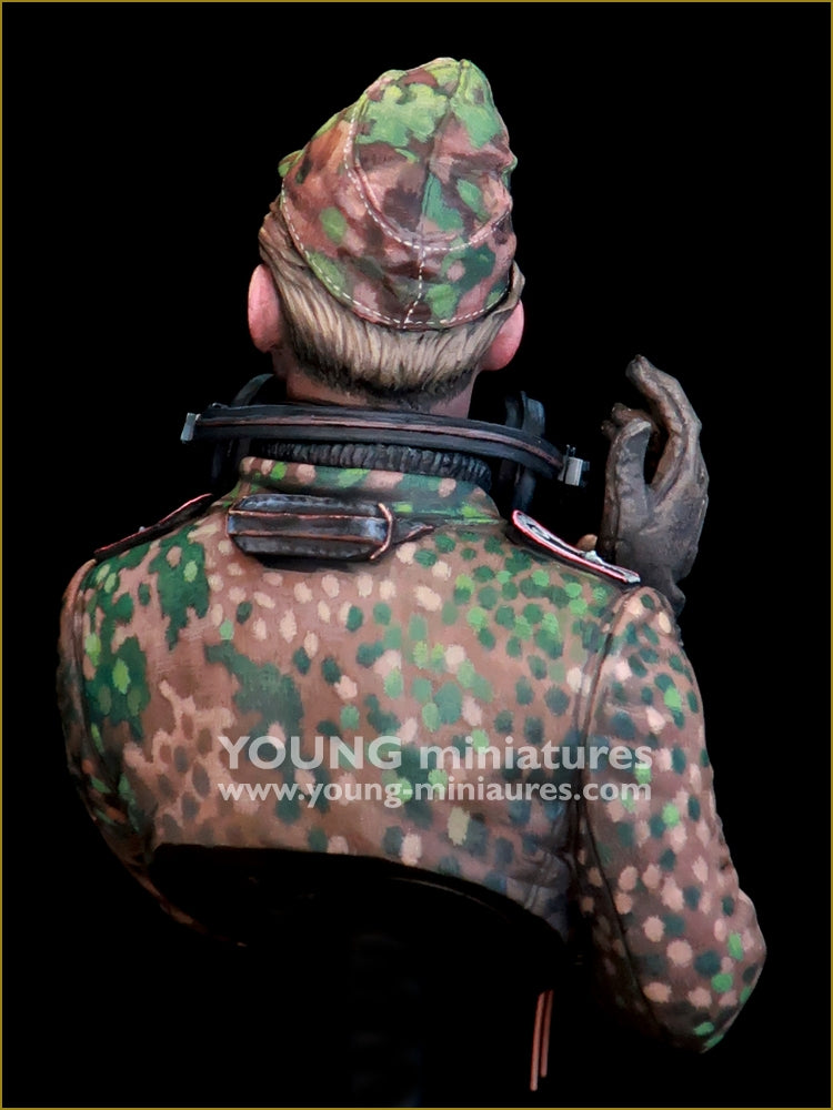 Young Miniatures YM18100 German Waffen SS Panzer Officer 1/10
