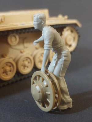 Panzer Art FI35-239 German tank mechanic at work No2 1/35 – zdjęcie 3