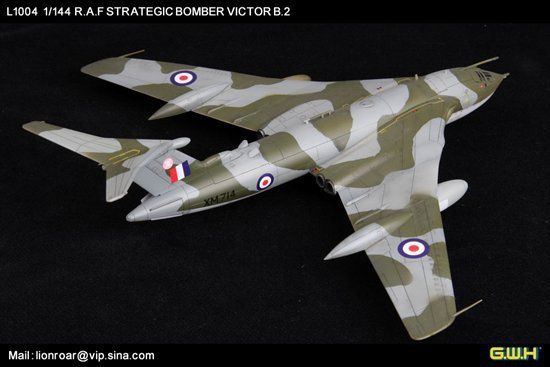 Lion Roar L1004 RAF Strategic Bomber VICTOR B2 1/144 – image 7