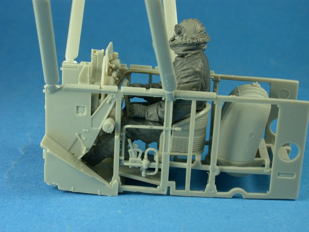 Copper State Models F32-038 Seated RFC Pilot in Sidcot suit 1/32 – obrázek 4
