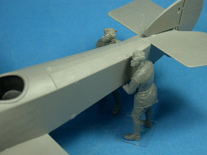 Copper State Models F32-023 RFC Air Mechanics lifting the tail 1/32 – image 4